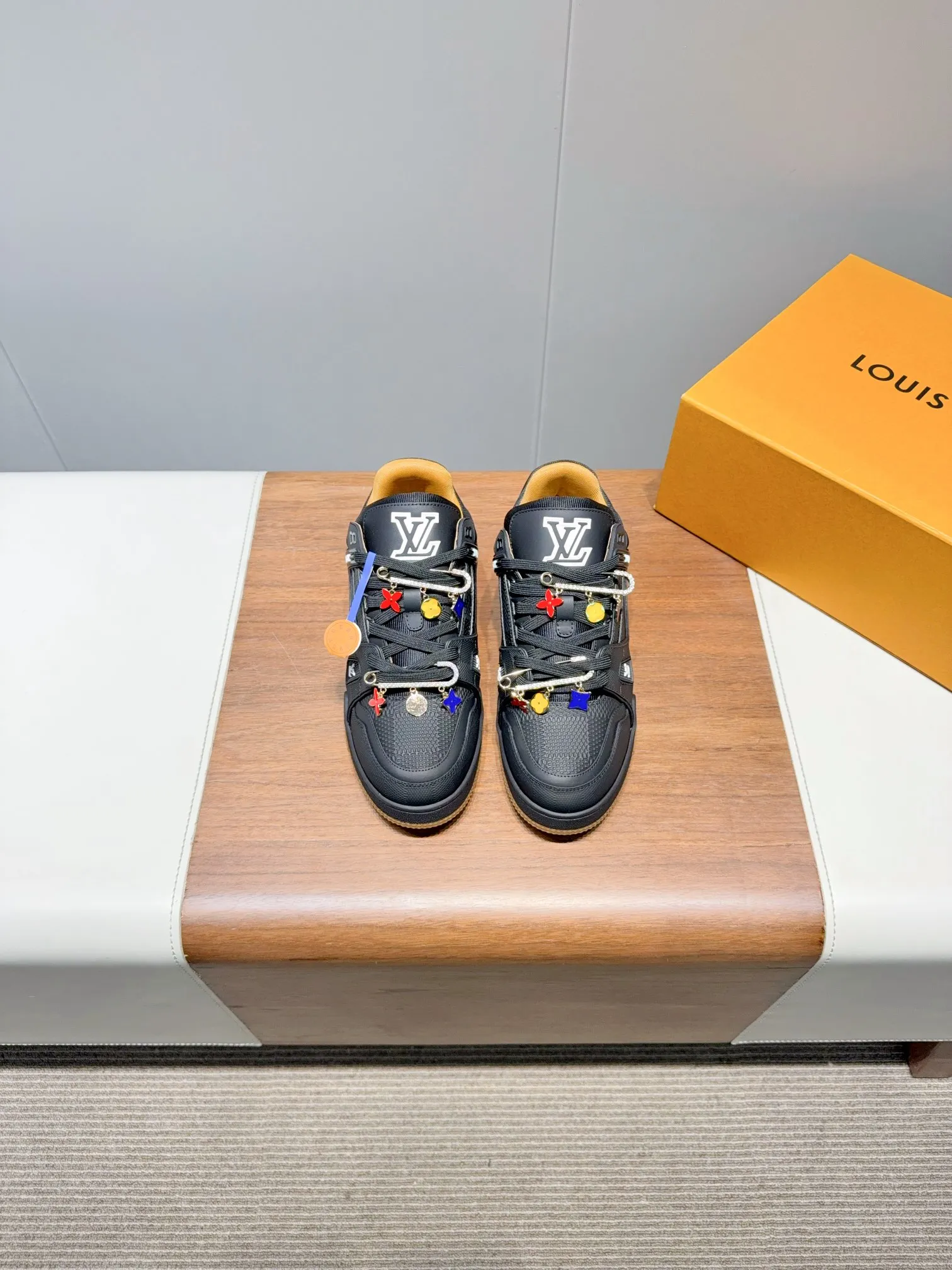 👟👟Ex-factory price 780👟👟Louis Vuitto- Louis Vuitton Couple's Casual Sports Shoes Skateboard Shoes Original purchase, development and production This LV Traine- sports shoe is made of cow leather to create a complex upper, which requires several hours of ingenious sewing to complete. The classic configuration is from the hands of Virgil Ablo-, showing the inspiration of retro basketball shoes. Exquisite packaging at the delivery counter. Fabric: Original customized first-layer cowhide. Inner foot pad: Breathable mesh. Heel height: 3cm. Outsole: Original molded two-color TPU combination outsole. Size: 35-45 (40 for women and 45 for men. Custom-made, non-refundable) (Note: Bulk items do not come with buckles. Please inform us if you need buckles when ordering) Buckle +20